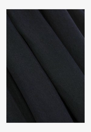 Sort stof med en glat, ensartet tekstur, der har et draperet udseende og en subtil glans. Foldene skaber dybde og dimension.