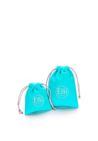 Zwei türkise Stoffbeutel mit Zugbändern, die silberne Hardware und runde Logos mit dem Text "Elli We Love Jewels" aufweisen.