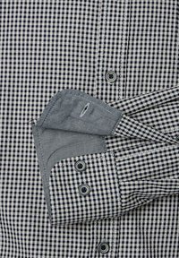 Marineblaues und weißes kariertes Hemd mit einem blauen strukturierten Manschette. Merkmale kontrastierende Knöpfe und ein strukturiertes Kragendesign.