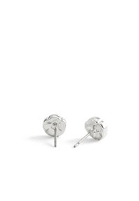 Orecchini a stud a forma di fiore in argento con una finitura lucida, dotati di chiusura a perno e una sottile texture 3D sui petali.