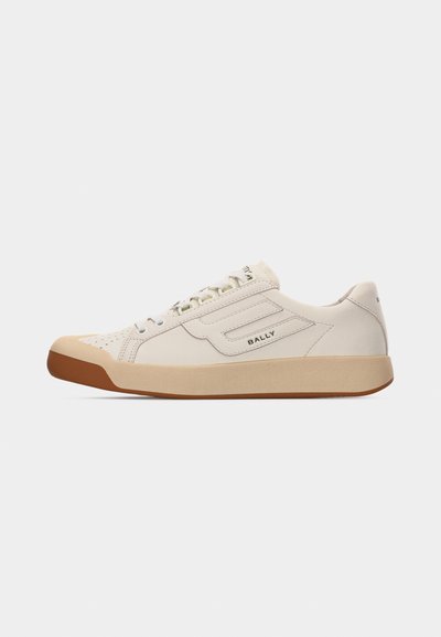 Baskets basses en cuir crème avec semelle en caoutchouc beige, embout perforé, lacets blancs et logo "BALLY" sur le côté et la languette.