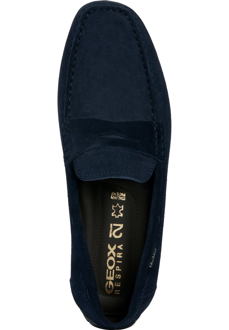 Mocassin en suède bleu marine avec une surface texturée, des coutures d'accent et une semelle intérieure rembourrée. Présente la marque Geox à l'intérieur.