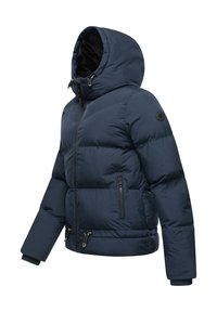 Marineblauwe gewatteerde jas met capuchon, voorzien van ritszakken, een gladde buitenkant en ribbelmanchetten. Zwart logopatch op de mouw.