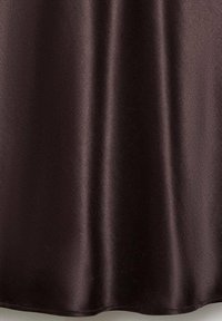 Dunkelbrauner Satin-Stoff mit einer glatten, glänzenden Textur und weichem Fall, der subtile Lichtreflexionen und eine gleichmäßige Oberfläche aufweist.