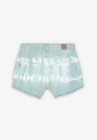 Shorts de mezclilla en un verde menta claro con un patrón de tie-dye, dobladillo deshilachado y dos bolsillos traseros. Presenta una etiqueta de marca de cuero marrón en la cintura.