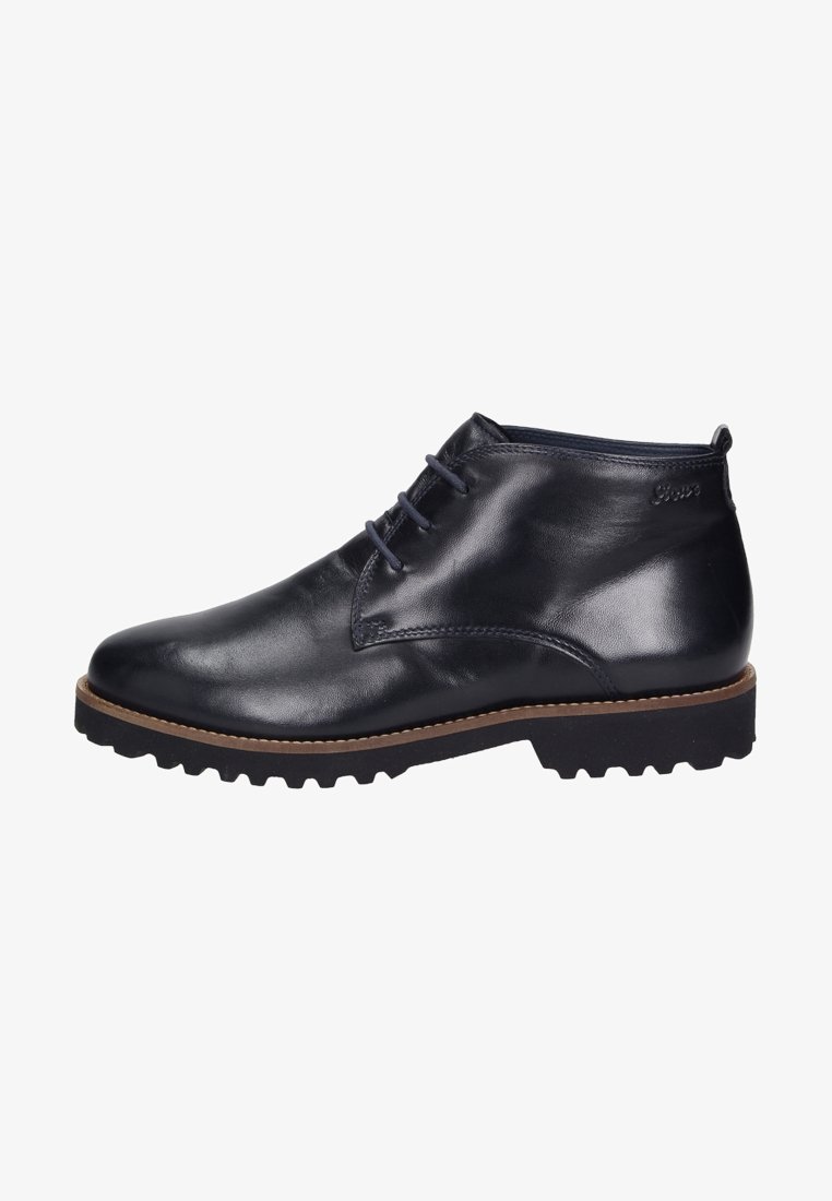 Bottines en cuir marine pour hommes, à bout rond, semelle plate et grip texturé. Présentent un laçage minimaliste et un logo discret.