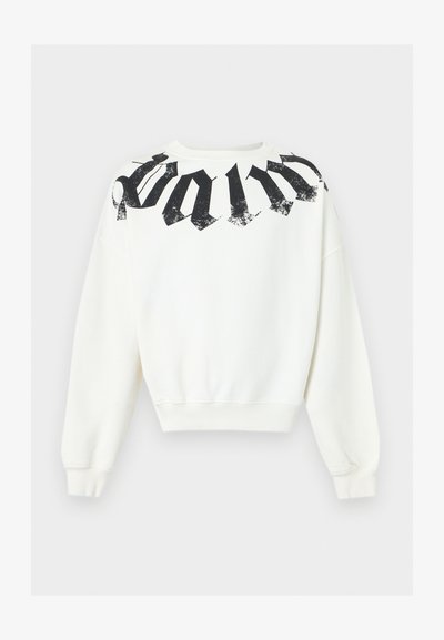 Άσπρο φούτερ με μακριά μανίκια και στρογγυλή λαιμόκοψη με μαύρο γοτθικό κείμενο πάνω από τους ώμους και το άνω μέρος του στήθους.