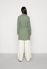 VILA VICOOLEY COLLAR BELT COAT - Abrigo corto - laurel wreath