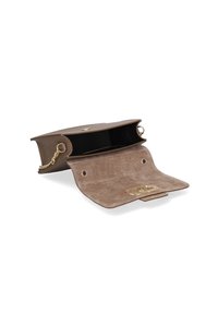 Borsa a mano in pelle marrone con interno in suede, chiusura magnetica, tracolla a catena e dettagli in metallo dorato. Aperta, che mostra i dettagli interni.