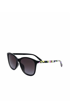 Occhiali da sole neri a forma di occhio di gatto con lenti sfumate scure e aste colorate con motivo mimetico in tonalità verde, viola, rosa e bianco.