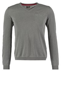 Szary sweter z długimi rękawami i dekoltem w serek. Posiada małą kieszonkę na lewej piersi oraz prążkowane mankiety i dół. Miękka tekstura.