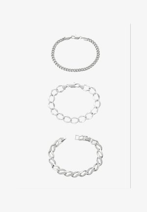 Kolme hopeista rannerengasta näytetty pystysuunnassa: ylin on paksu ketju, keskimmäinen pyöreillä lenkeillä ja alin koristellut soikeat lenkit yksityiskohdilla.