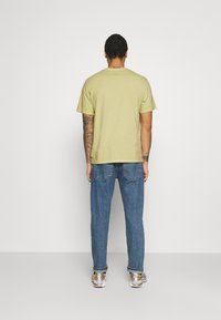 Levi's® RELAXED FIT - T-shirt estampada - greens
