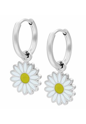 Silberne Creolen-Ohrringe mit Anhängern in Form von weißen Gänseblümchen mit gelben Zentren, präsentiert auf weißem Hintergrund.