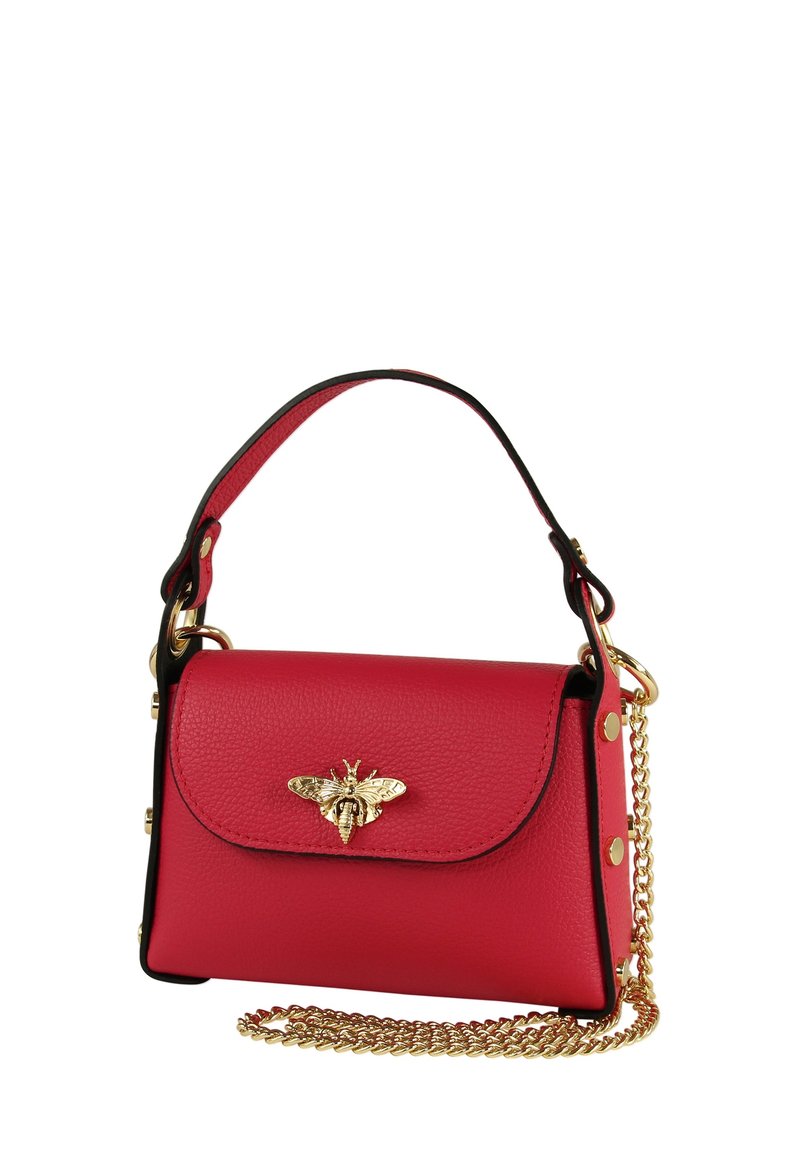 Rode leren handtas met een gouden bij-embleem op de klep, voorzien van een kettingriem en zwarte accenten. Compacte rechthoekige vorm.