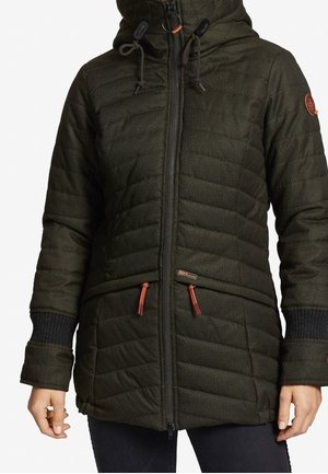 Chaqueta verde acolchada con capucha, cierre de cremallera y cordones rojos en contraste. Presenta puños acanalados y un parche con el logo en la manga.