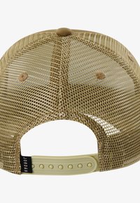 Tan krāsas sieta cepure ar cietu aizmuguri, regulējamu plastikāta siksnu un noapaļotu augšu. Iekļauj ventilācijas caurumus un gludu tekstūru.