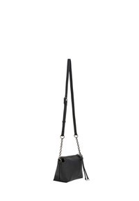 Sac en bandoulière noir avec une finition texturée, une bandoulière réglable, des accents en chaîne et une simple fermeture zippée. Forme géométrique compacte.