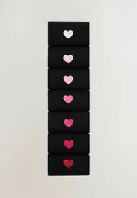 Schwarze Socken, die vertikal gestapelt sind, jede mit einem Herzdesign in verschiedenen Rosatönen: hellrosa, mittelrosa und dunkelrosa.