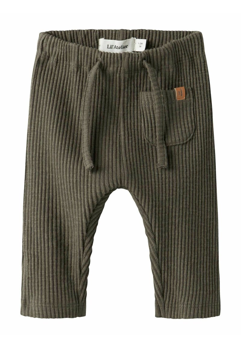 Pantalons côtelés vert olive, avec une taille élastique, un cordon de serrage et une poche latérale avec une étiquette en cuir beige. Texture douce et jambes fuselées.