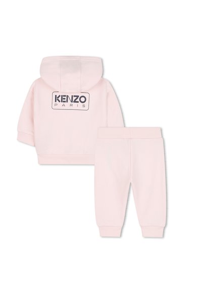 Felpa con cappuccio rosa e pantaloni della tuta coordinati, realizzati in morbido tessuto, con il logo nero "KENZO PARIS" sulla parte posteriore della felpa.