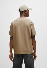 BOSS T-shirt basic - open brown six