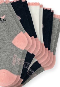 Set aus fünf Socken in Grau, Marineblau, Weiß und Pink. Die Materialien zeigen eine gerippte Textur mit einem Katzendesign auf Grau; rosa Akzente an Fersen und Bündchen.