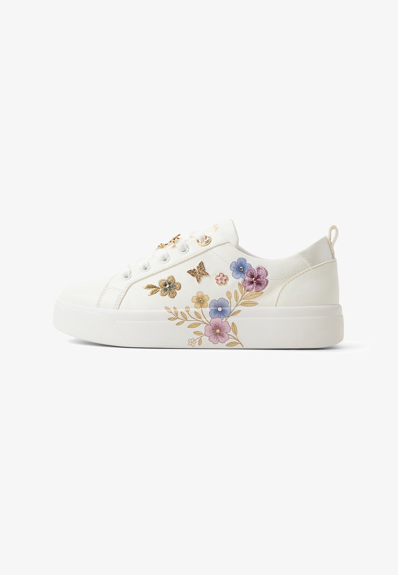 Witte sneaker met veterluiting aan de voorkant, versierd met goud, roze en blauwe bloemenborduursels en kleine vlinderornamenten aan de zijkant.