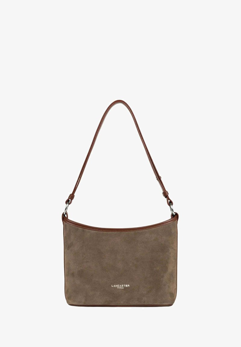 Borsa a spalla in suede marrone con una forma strutturata, dotata di una sottile tracolla in pelle e accessori in metallo color argento. Logo stampato sulla parte frontale.