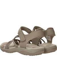 Sandalias beige con múltiples correas, superficie texturizada y cierres de Velcro. Plantilla acolchada con una suela curva para mayor comodidad.