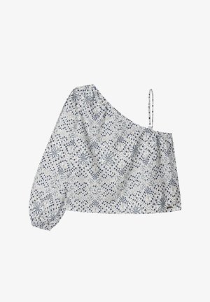 Biely crop top na jedno rameno s modrými geometrickými a kvetinovými vzormi, s jedným dlhým rukávom s elastickým lemom a tenkým ramienkom na druhej strane.