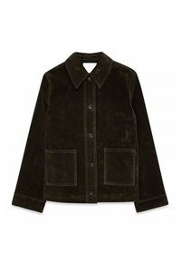 Veste en suede marron avec un col pointu, fermeture à bouton et deux grandes poches à l'avant. Présente des accents surpiqués et une coupe décontractée.