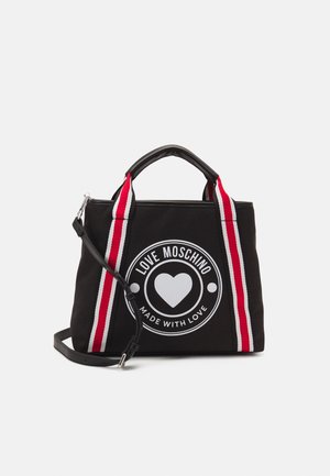 Czarna torba typu tote Love Moschino z czerwono-białymi paskowanymi uchwytami i okrągłym logo z sercem oraz tekstem "Made with Love."
