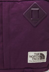 The North Face BERKELEY CROSSBODY UNISEX - Borsa a tracolla - black currant purple/yellow silt