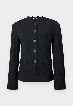 Černý blazer s pruhy, vysokým límcem, předním zapínáním na pět knoflíků a dvěma předními kapsami. Přizpůsobený střih, hladká textura a strukturované ramena.
