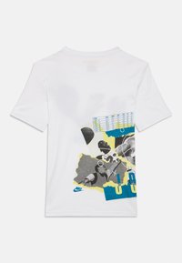 Biała koszulka z krótkim rękawem z kolorowym nadrukiem przedstawiającym sportowców oraz tabelą statystyk na przodzie. Miękki bawełniany materiał.