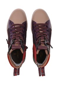 Baskets montantes à lacets en cuir multicolore ; caractéristiques des accents violets, bordeaux et rouges, des surfaces texturées et un col rembourré.