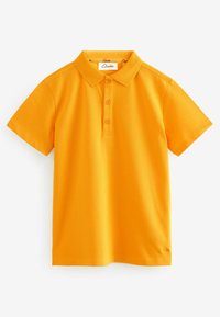 Polo de manga corta en naranja brillante, hecho de algodón suave, con cuello con solapa, tapeta de tres botones y sin patrones ni acentos.