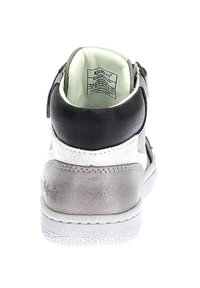 Zapatilla alta en negro y plata que cuenta con una parte superior de cuero texturizado, acentos en blanco y un collarín acolchado. Incluye una etiqueta de marca en el interior.