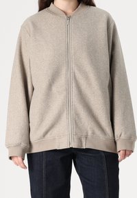 ONLY Carmakoma Bomberjacka - taupe