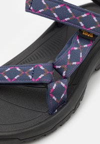 Sandalo blu e rosa con motivo, con cinturini in materiale sintetico, suola in gomma nera spessa e plantare testurizzato per una presa e un comfort ottimali.