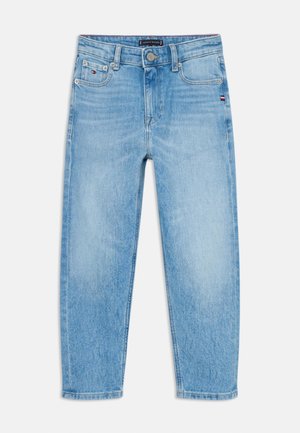 Jasnoniebieskie jeansy z denimu z wysokim stanem, guzikiem z przodu, szlufkami na pasek, kieszeniami z przodu i z tyłu oraz małymi logo marki na krawędziach kieszeni.