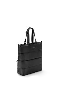 Bolso tote acolchado negro con dos correas ajustables y cremallera, inclinado para mostrar detalles laterales y frontales.