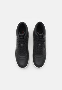 Sneakers alte neri in pelle sintetica con texture perforata, dotati di lacci neri, suola bianca e dettagli con il logo Levi's.