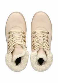 Stivali da trekking beige con una colletto in finto pelo testurizzato, dettagli in metallo per i lacci e una tomaia in pelle liscia.