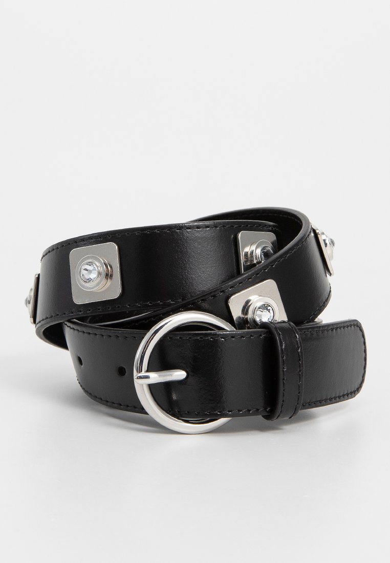 Schwarzer Leder-Gürtel mit silberner Hardware, ausgestattet mit quadratischen Nieten und einer runden Metallschnalle. Glatte Textur mit klaren Kanten und Löchern.