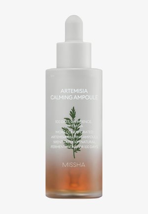 Frostet glas dråbeflaske mærket Artemisia Calming Ampoule med illustration af grøn plante og ravfarvet væske indeni.