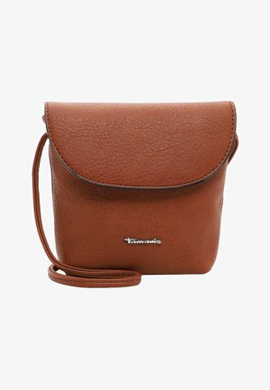 Brun läder crossbody-väska med klaffstängning, slät textur, silverlogotyp och justerbar rem, rektangulär form med rundade kanter.
