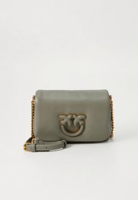 Grön läderhandväska med ett guldfärgat kedjearmband, med en framträdande palmträd-design i mitten och en slät texturerad yta.