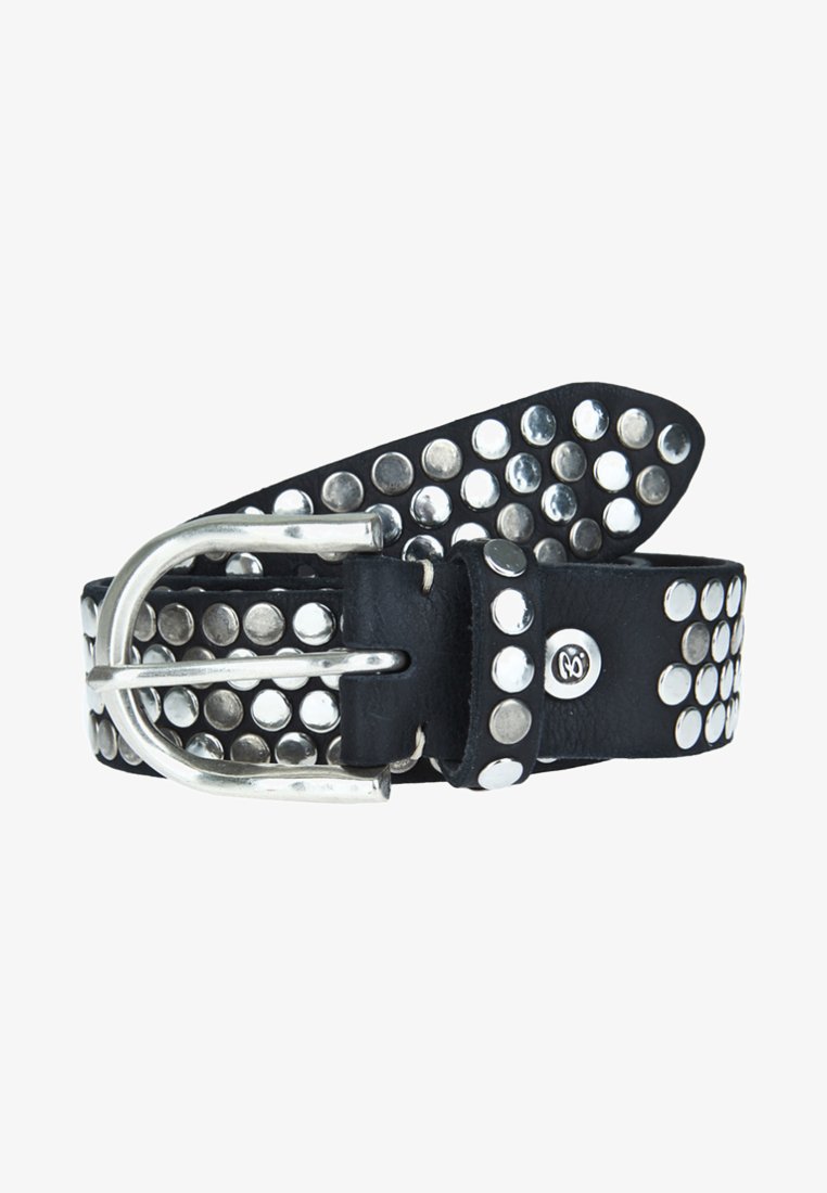 Ceinture en cuir noir ornée d'étoiles métalliques argentées en motif circulaire et d'une boucle argentée, avec une texture lisse et des extrémités effilées.